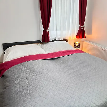 Rosie's Double Bedrooms And *