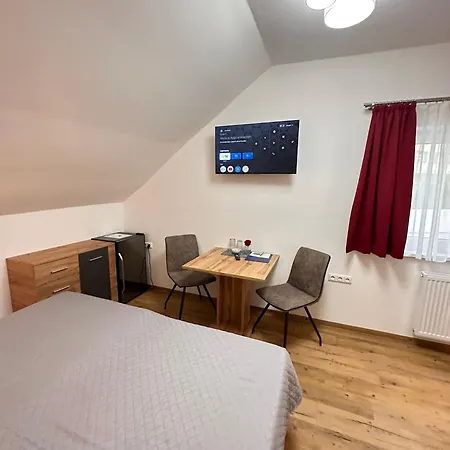 Rosie's Double Bedrooms And *